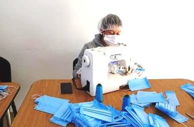 Vecinas de Población Independencia confeccionan mascarillas para consultorios de Sagrada Familia