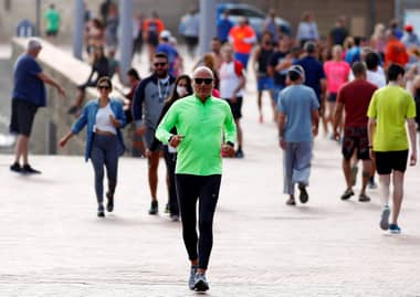 Tras 48 días de cuarentena españoles salen a pasear y a hacer deporte