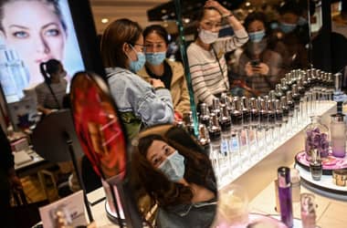 China comienza a reabrir cines y otros lugares de esparcimiento