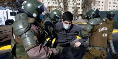 Carabineros lleva adelante ola de detenciones contra la prensa durante manifestaciones por el Día del Trabajador
