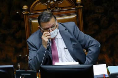 Senador Quinteros afirma que enfermera que le realizó el test PCR lo autorizó a viajar sin esperar resultados
