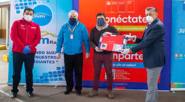 105 alumnos de Rauco recibieron computadores