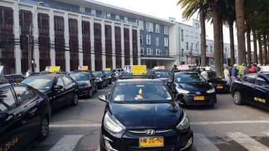 Taxis colectivos se movilizaron para exigir apoyo