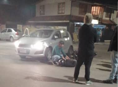 Jóvenes ocupantes de motocicleta se estrellan contra automóvil en Bombero Garrido
