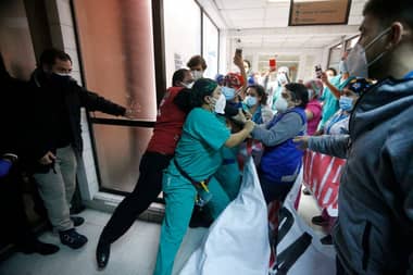 Reciben con protestas a ministro Enrique Paris en el Hospital San José