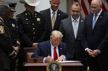 Donald Trump reforma actuación policial que prohibirá los estrangulamientos en los arrestos