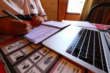 COVID-19: ¿Cómo abordar la ‘nueva enseñanza’ si la mitad de los estudiantes no tiene internet ni ordenador?