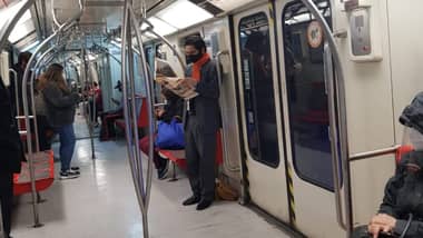 Usuaria de Twitter fotografió al ministro Briones usando el Metro camino al trabajo