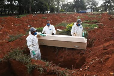 Indonesia: obligan a cavar tumbas a quienes no usen mascarillas
