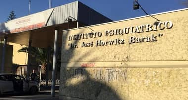 Derivan a hospital siquiátrico a sujeto que intentó asesinar a su abuela y a pareja de un tío en Molina