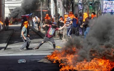 Presidente del Partido Comunista sobre vandalismo en Plaza Italia: "¿Cómo voy a condenar una cosa tan menor?"