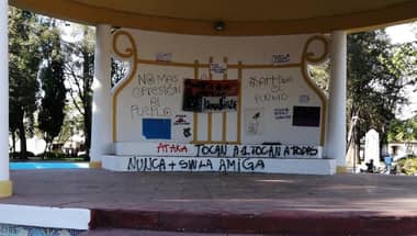 Dos mujeres fueron detenidas por vandalizar odeón en Plaza de Armas de Molina