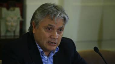 Senador Alejandro Navarro es trasladado de urgencia a hospital por una "afección cardiovascular"