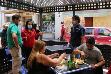 Seremi de Salud del Maule fiscalizó cocinerías de calle Mónica Donoso en Curicó