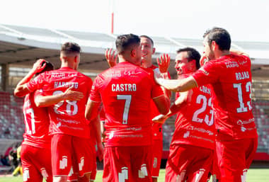 Curicó Unido vence a la UC en partido marcado por los penales
