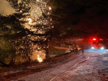 Autoridades refuerzan recursos para combatir incendios en Sagrada Familia y dos provincias del Maule
