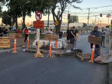 Vecinos de Población Puente Alto en Curicó protestaron por serie de incendios intencionales