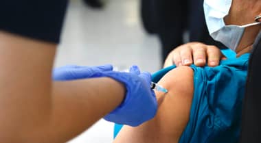 Inició vacunación con cuarta dosis a mayores de 18 años que recibieron primer refuerzo hasta el 12 de septiembre