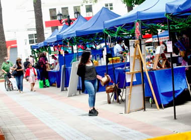 Feria de microempresarios de la OMDEL Curicó estará hasta el 23 de diciembre en la Plaza de Armas