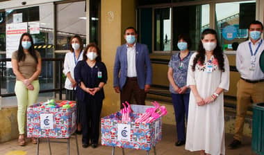 Municipalidad de Curicó entregó regalos a niños del Hospital Base