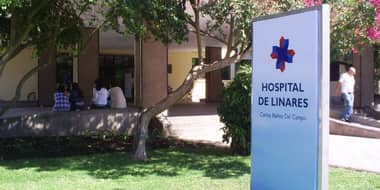 Denuncian que Hospital de Linares entregó cuerpos a familias equivocadas