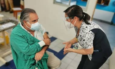 Comenzó aplicación de segunda partida de vacunas contra Covid-19 en la UCI del Hospital de Curicó