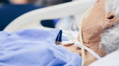 Seremi de Salud llamó a reforzar medidas sanitarias tras muerte de 15 adultos mayores en Curicó