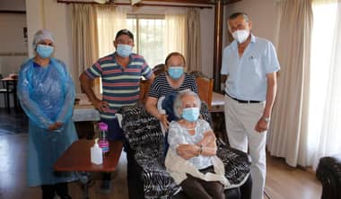 Mujer de 100 años de edad recibió vacuna contra virus Covid-19 en Rauco