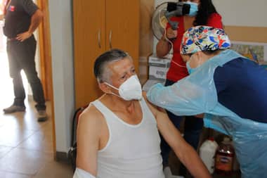 Alcalde de Rauco se vacunó contra el Covid-19 y llamó a adultos mayores a recibir sus dosis