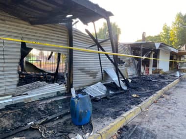 Incendio en feria de Molina consumió dos locales y el resto quedó con daños