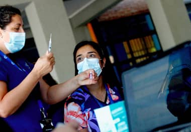 Municipio de Curicó informó que no hay stock de vacunas Pfizer hasta el próximo lunes