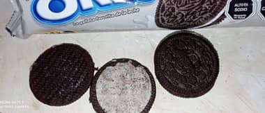 Denuncian presencia de larvas en paquete de galletas comprados en un supermercado en Curicó