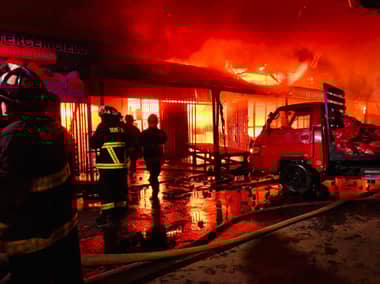 Peritos de Santiago investigan origen de incendio en Macroferia de Talca