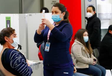 Mayores de 22 años comenzaron a ser vacunados contra el Covid-19