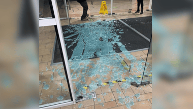Sujeto robó en una tienda de Mall Curicó y quebró mampara de vidrio para escapar