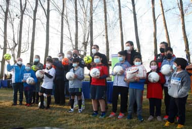 Escuela de Fútbol 21 de mayo recibió implementación deportiva