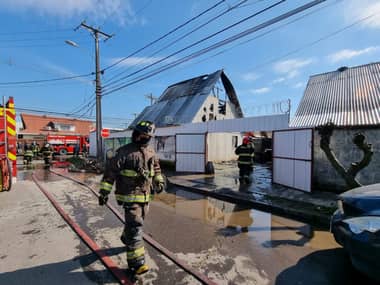Incendio destruyó casa donde vivía adulta mayor en sector Sol de Septiembre de Curicó