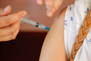 Contraloría detecta anomalías en registros de vacunación y el Minsal apunta a "errores en la digitación manual"