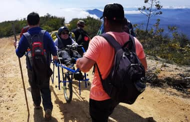 Profesional en situación de discapacidad del Municipio de Molina llegó a la cima del Cerro Traluñé