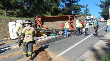 Volcamiento de camión deja dos personas lesionadas en la ruta que une Licantén con Vichuquén