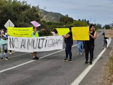 Apoderados de Escuela Los Almendros de Palquibudi protestan contra el DAEM de Rauco por cursos “multigrado”