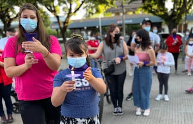 Comunidad de Molina realizó velatón por víctimas de femicidios