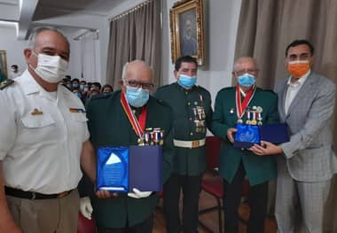 Bomberos y Municipio de Curicó distinguieron a voluntarios por sus años de servicio
