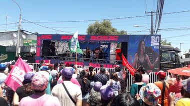 Comando de Boric llega a Curicó: celebración convocó a autoridades locales y artistas nacionales