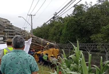 Colisión de camión con furgón de trabajadores en Peumo deja ocho muertos y tres heridos graves