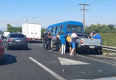 Grave conductor de camioneta que se estrelló en la parte posterior de minibús en la Ruta 5