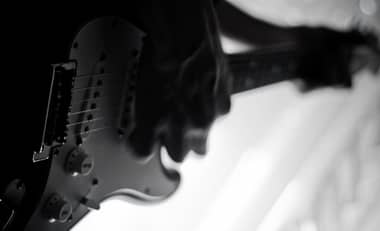 Hombre falleció electrocutado tras salir de una piscina y tocar una guitarra eléctrica en Rengo