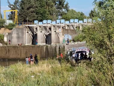 Bomberos llama a la comunidad a no bañarse en la zona de compuertas del Río Teno