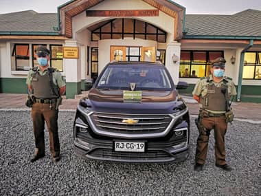 Carabineros detiene a pareja por violento robo de vehículo en Romeral