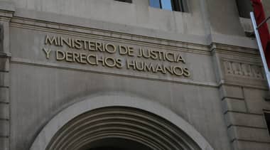 Ministerio de Justicia retira nombramiento como notario de Molina a abogado investigado por falsificar instrumento público